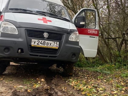 В Щекинском районе в грязи застряла машина скорой помощи