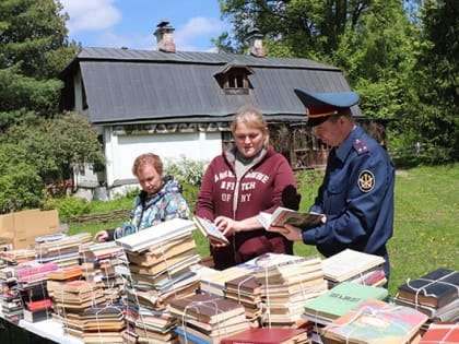 Классическую литературу и альбомы по истории искусства передал в тульские колонии музей-заповедник Поленово