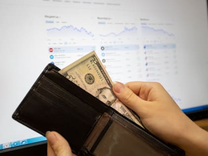 Курс доллара поднялся выше 74 рублей впервые с 25 апреля 2022 года