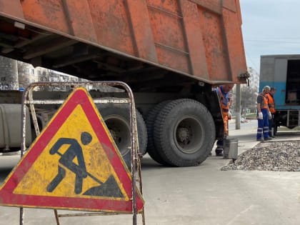 В поселке Волово асфальт клали прямо в воду