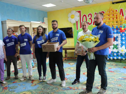 Волонтёры «Единой России» поздравили медиков в Тульском областном доме ребёнка