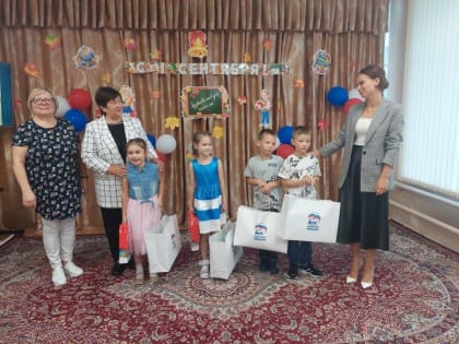 Тульские депутаты Дарья Герасимова и Инна Шевелева подарили школьникам спортивную форму