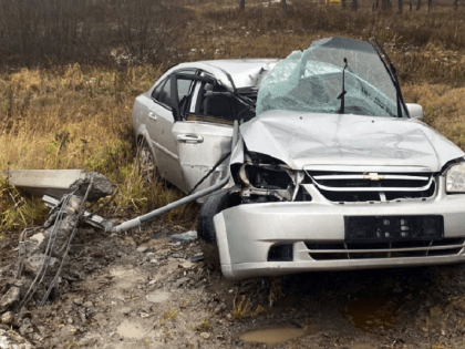 Легковой "Шевроле" на 119 километре трассы "Золотое кольцо" врезался в опору