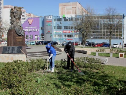 «Единая Россия» провела субботники в местах поклонения памяти героев