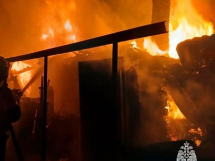 В Веневском районе 8 спасателей тушили пожар в деревянном доме