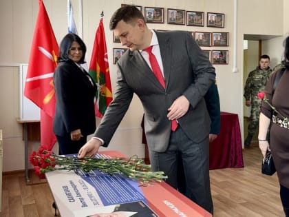 В новомосковском многопрофильном колледже открыли Парту Героя