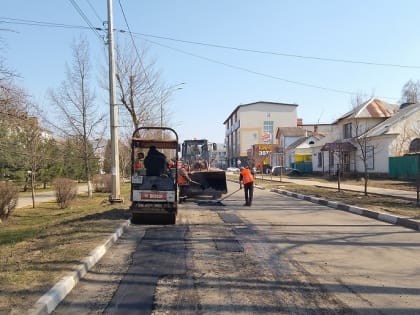 В Новомосковске дороги ремонтируют литой асфальтобетонной смесью