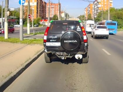 На ул. Ложевой водителя не смутили кирпич и встречное движение