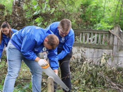 Молодогвардейцы организовали работы по уборке и благоустройству территорий в Кимовском районе