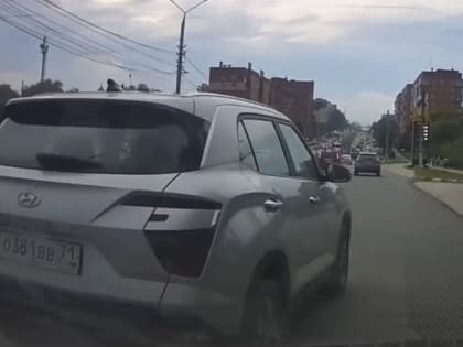 На ул. Металлургов в Туле попал в кадр лихач на мини-кроссовере