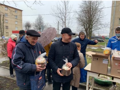 В Новомосковске начали бесплатно раздавать Пасхальные куличи