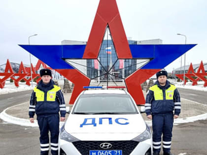 Тульские сотрудники ГИБДД помогли замерзающему дальнобойщику