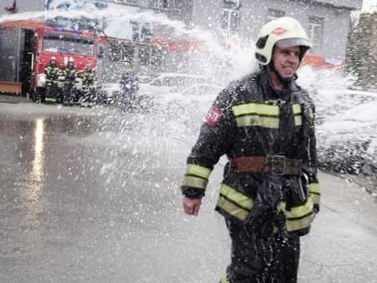 В тульском МЧС спасатели проводили на пенсию начальника, окатив водой из пожарных рукавов