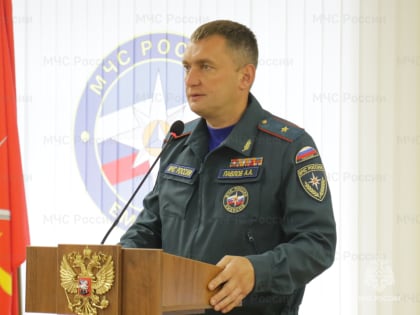 Глава регионального спасательного ведомства вручил служебные удостоверения выпускникам МЧС России