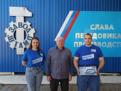 Волонтеры «Единой России» поздравили заслуженного машиностроителя с профессиональным праздником