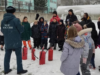 Спасатели напомнили тульским гимназистам правила пожарной безопасности