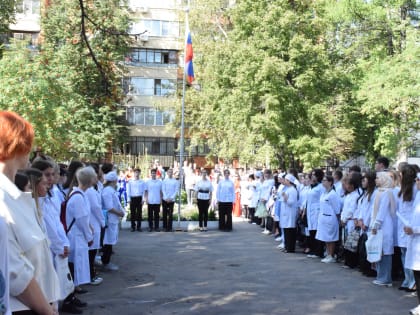 За парту в белом халате