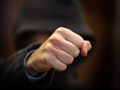 На 62-летнего туляка напали в подъезде дома и украли телефон