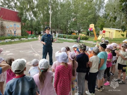Сотрудники МЧС продолжают обучать подрастающее поколение мерам пожарной безопасности