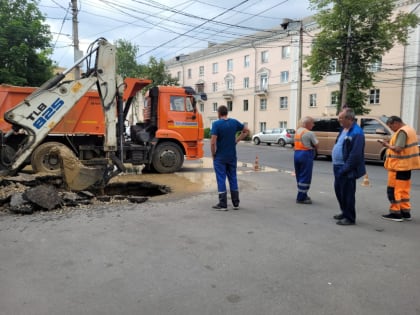 У Центрального парка в Туле - прорыв водовода