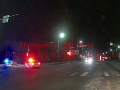 Ночью в Туле иномарка врезалась в столб: водитель уходил от погони