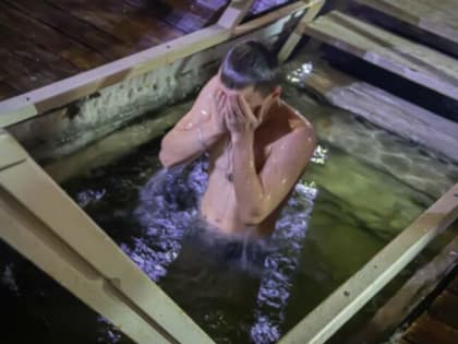 В РПЦ заявили, что купание в проруби на Крещение не смывает грехи