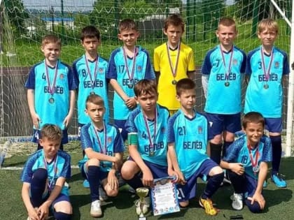 Виктор Дзюба, Александр Швыков и Дмитрий Афоничев подарили юным футболистам Белева новую форму