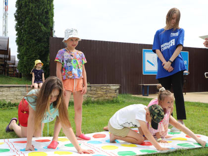 Тульские молодогвардейцы провели интерактивные игры для детей в пункте временного размещения