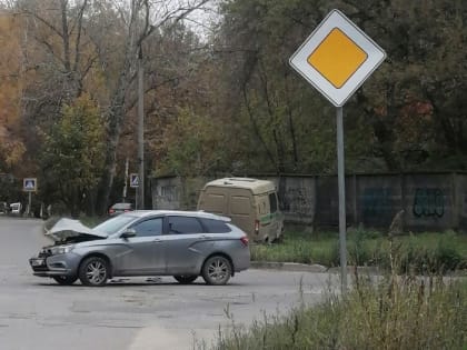 Вчера в Новомосковске столкнулись Lada Vesta и газель: незначительные травмы получил 4-летний ребенок