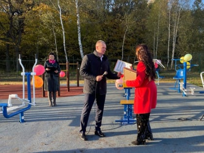 Дмитрий Коженкин подарил сельским активистам комплект радиомикрофонов