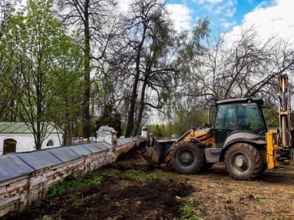 При участии Дмитрия Коженкина организована уборка территории возле семейного кладбища Толстых