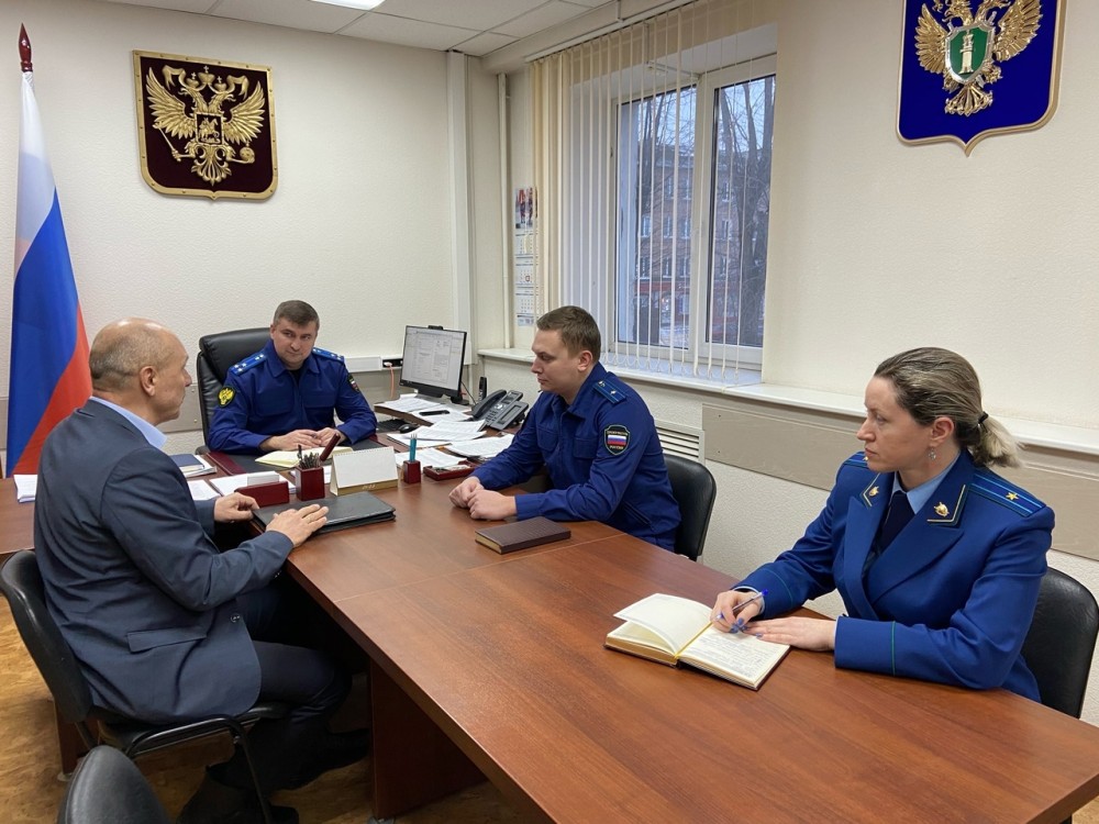 Прокуратура новомосковск. Прокуратура Новомосковск Чистякова. Прокуратура Новомосковск маркомов. Прокурор. Прокурор города Бийска.