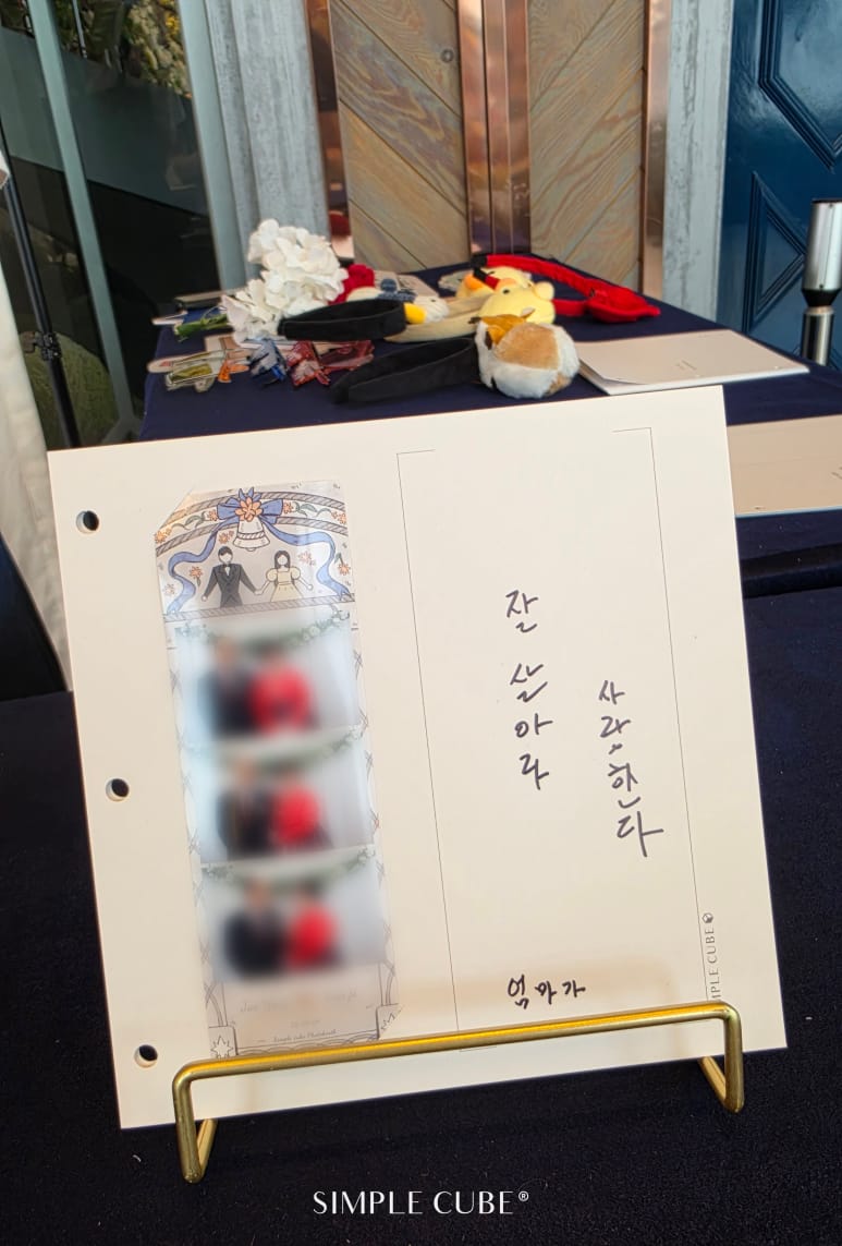 부평 웨딩 포토부스 빌라드마리 하객 촬영 및 포토 방명록 작성 모습