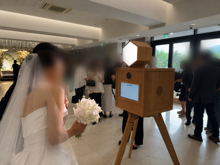 서울대 교수회관 웨딩포토부스를 이용하는 신랑 신부