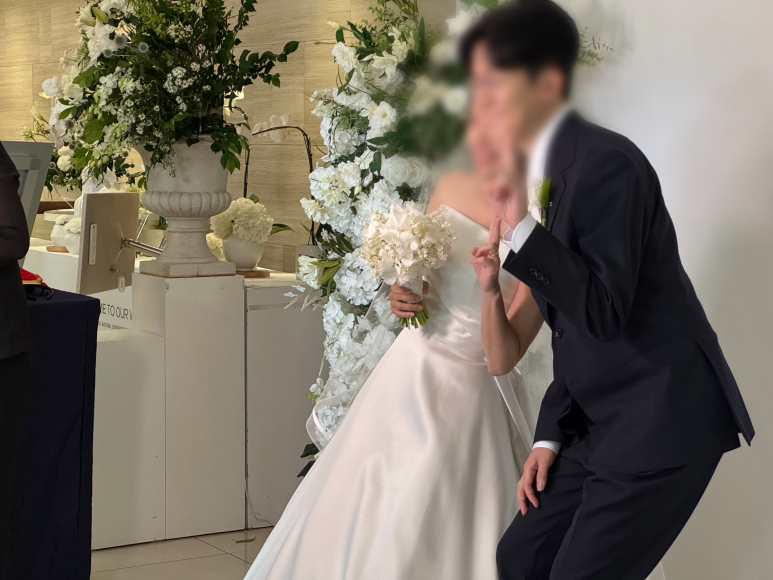 서울대 교수회관 웨딩포토부스를 이용하는 신랑 신부