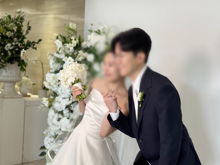 서울대 교수회관 웨딩포토부스를 이용하는 신랑 신부