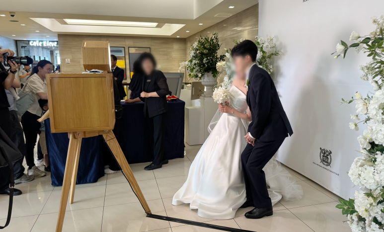 서울대 교수회관 웨딩포토부스를 이용하는 신랑 신부