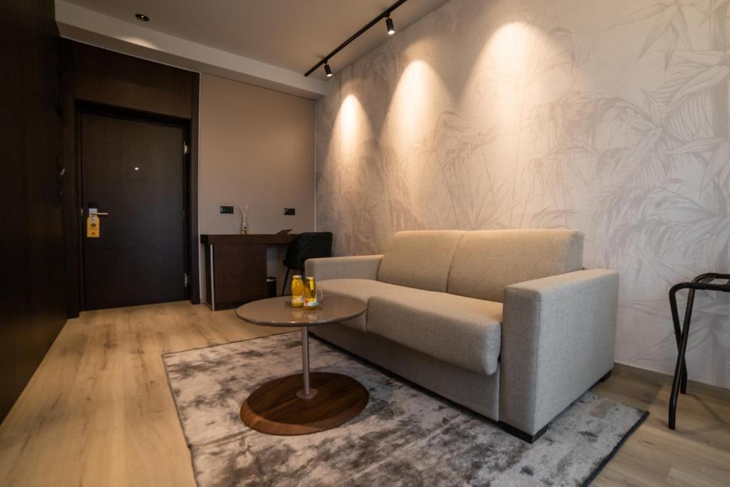 EMERY HOTEL  2
