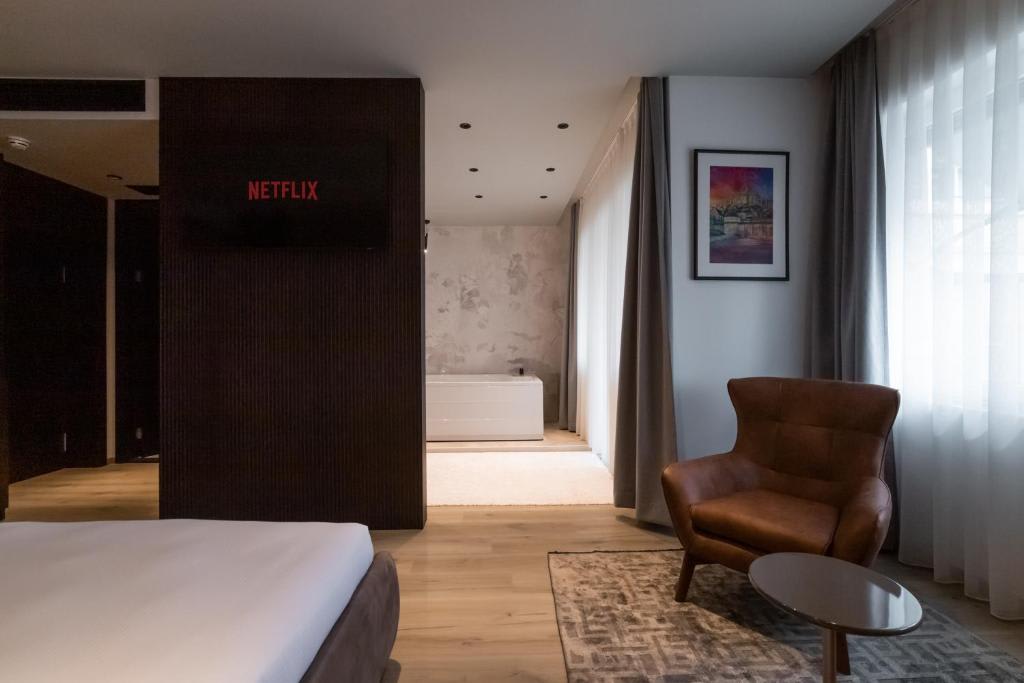 EMERY HOTEL  4