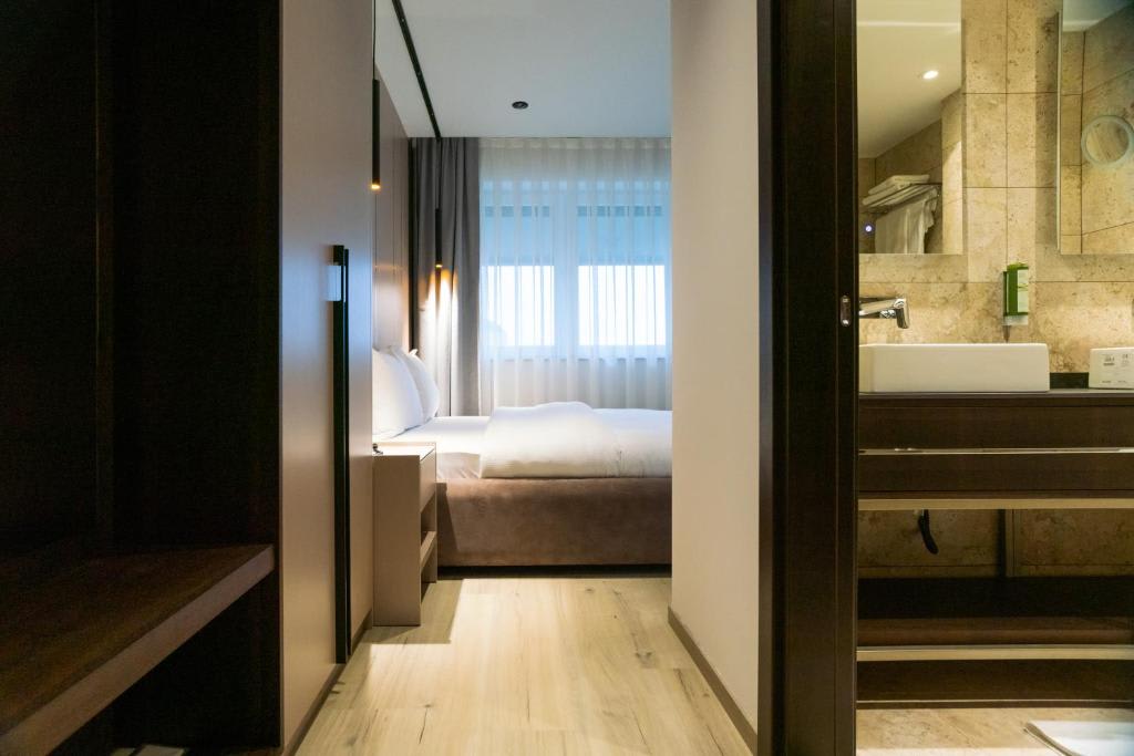 EMERY HOTEL  6