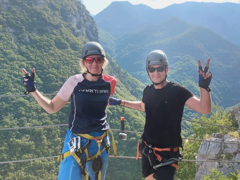 Tour de Aventura en Kosovo Occidental: Tirolina, Escalada y Exploración de Cuevas