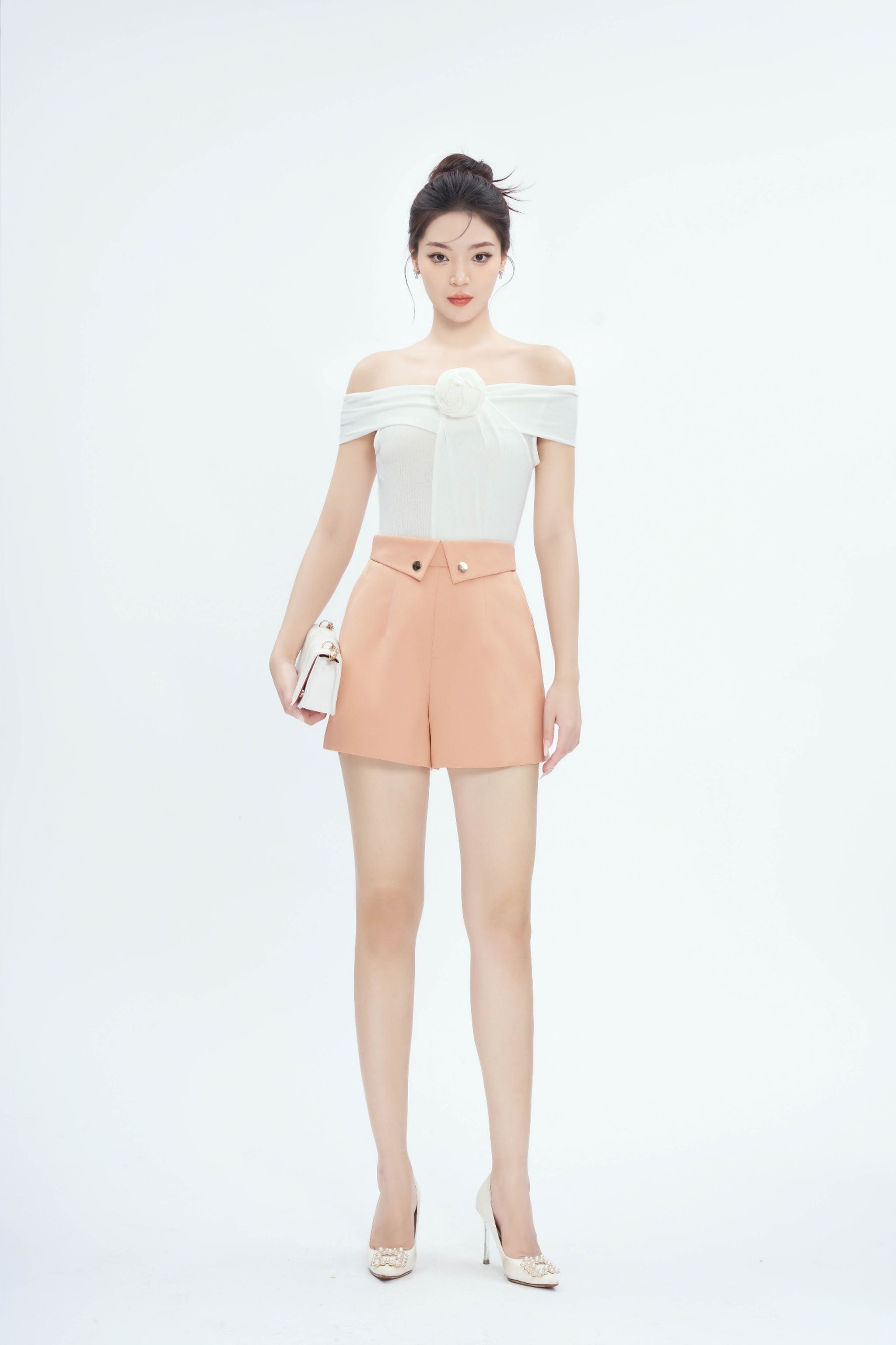 Áo thun đai vai cài hoa