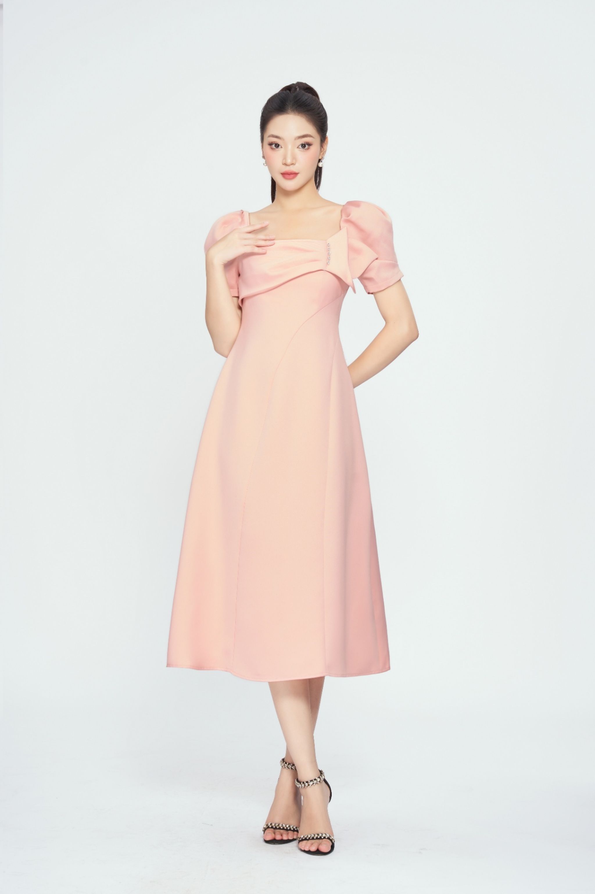 Váy tay cộc bổ xéo thân