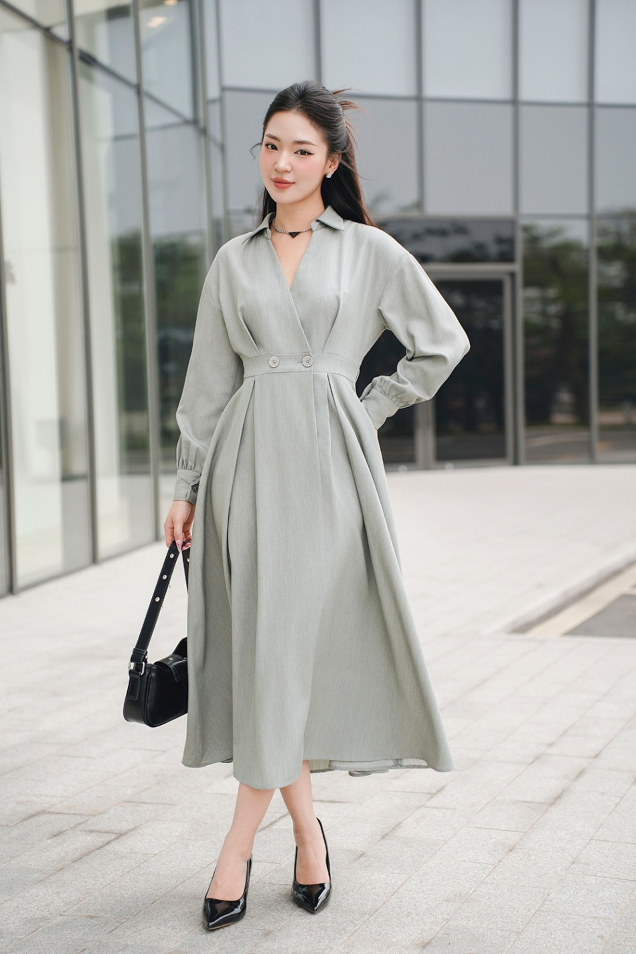 Đầm cổ đức mở V