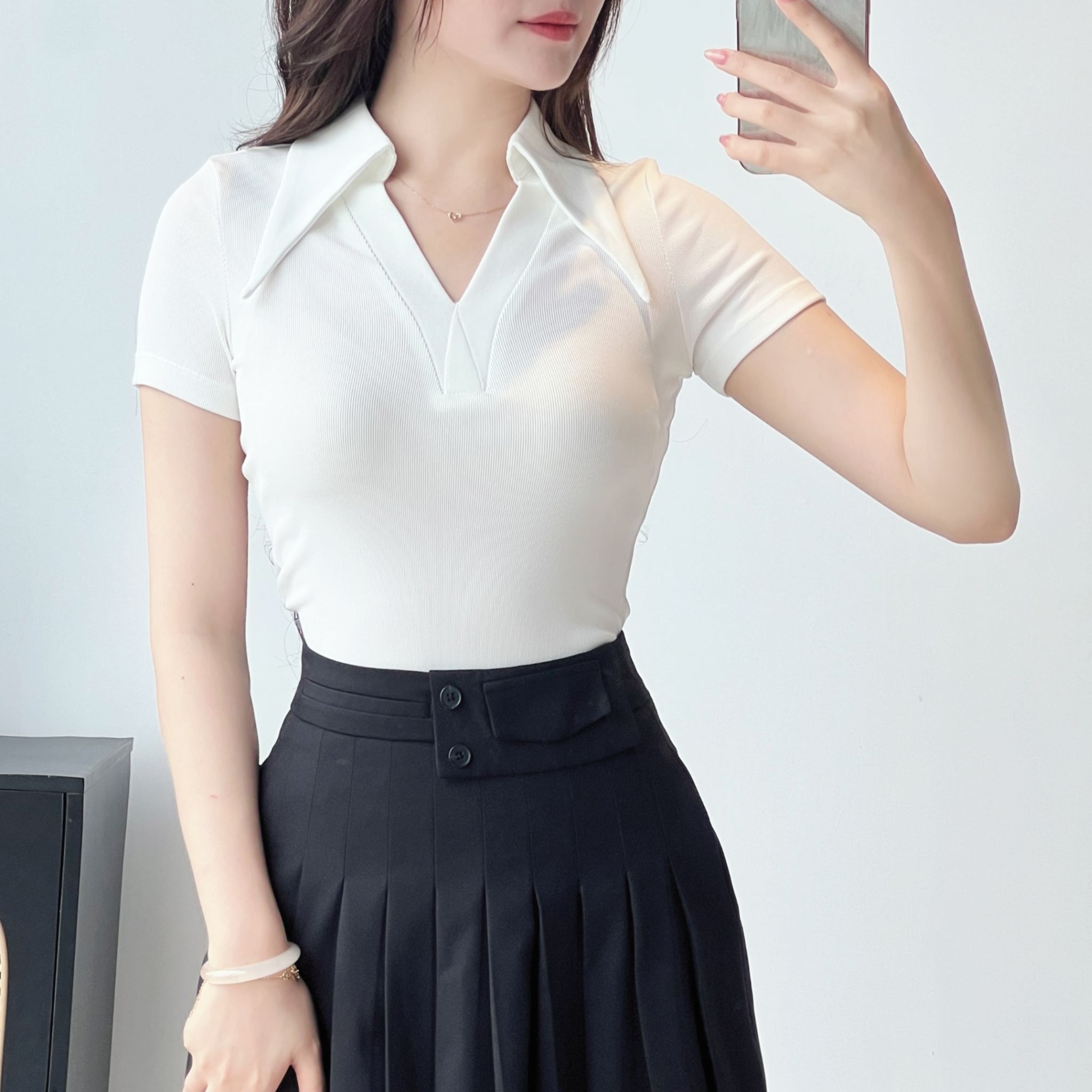 Áo thun cổ V nhọn