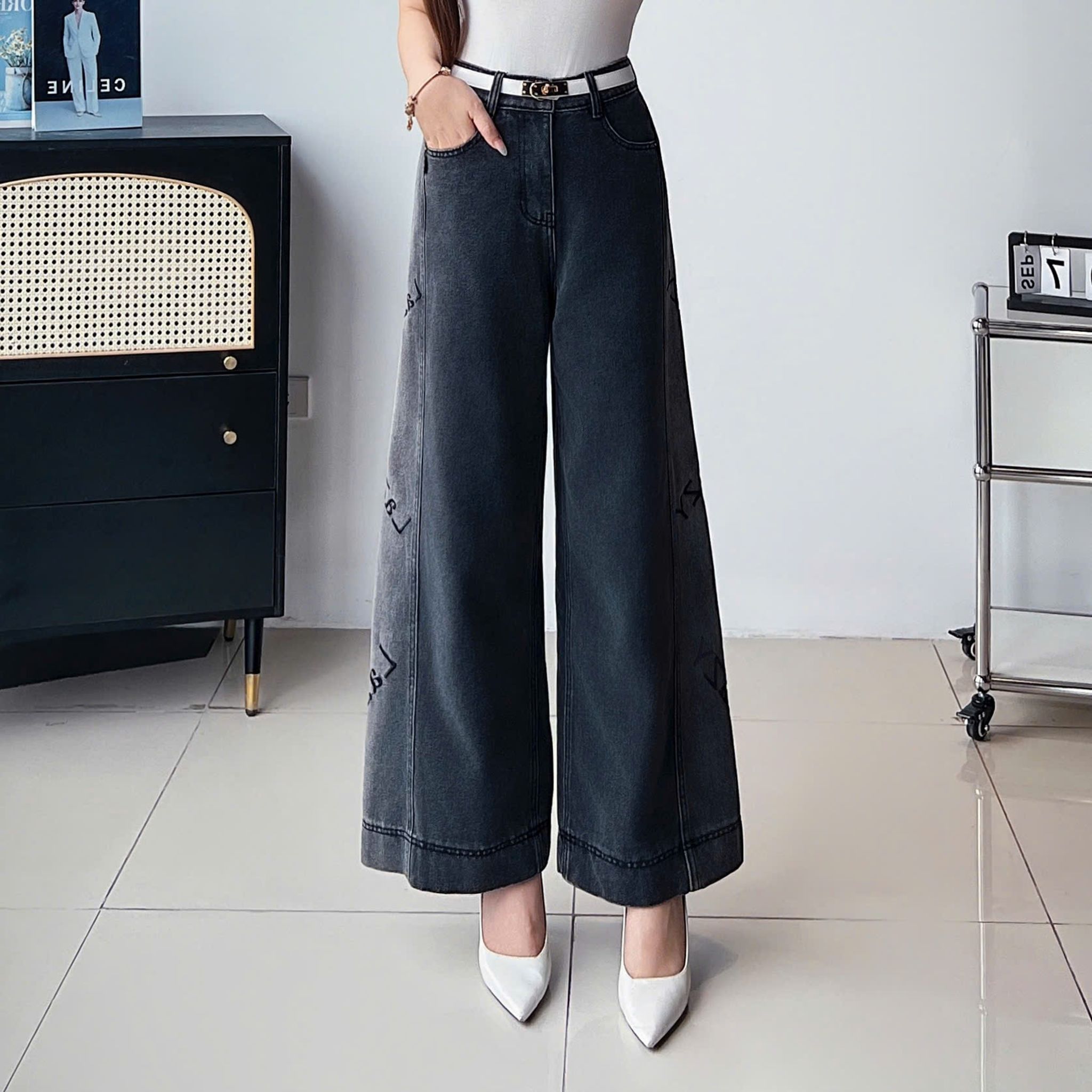 Quần jeans thêu Lazy