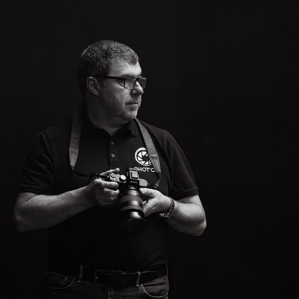 Cyril Garnier avec son appareil photo en studio