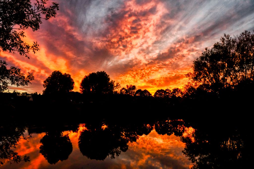 Coucher de soleil flamboyant sur les eaux calmes — © Cyril Garnier