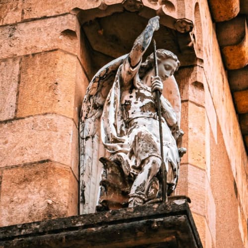 Statue de l'Archange Saint-Michel en niche gothique