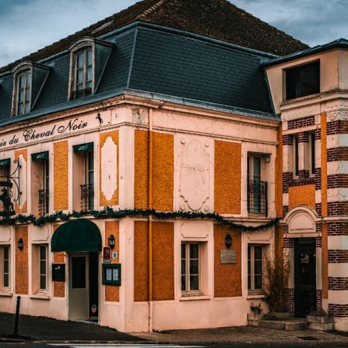 Hostellerie du Cheval Noir et enseigne en fer forgé